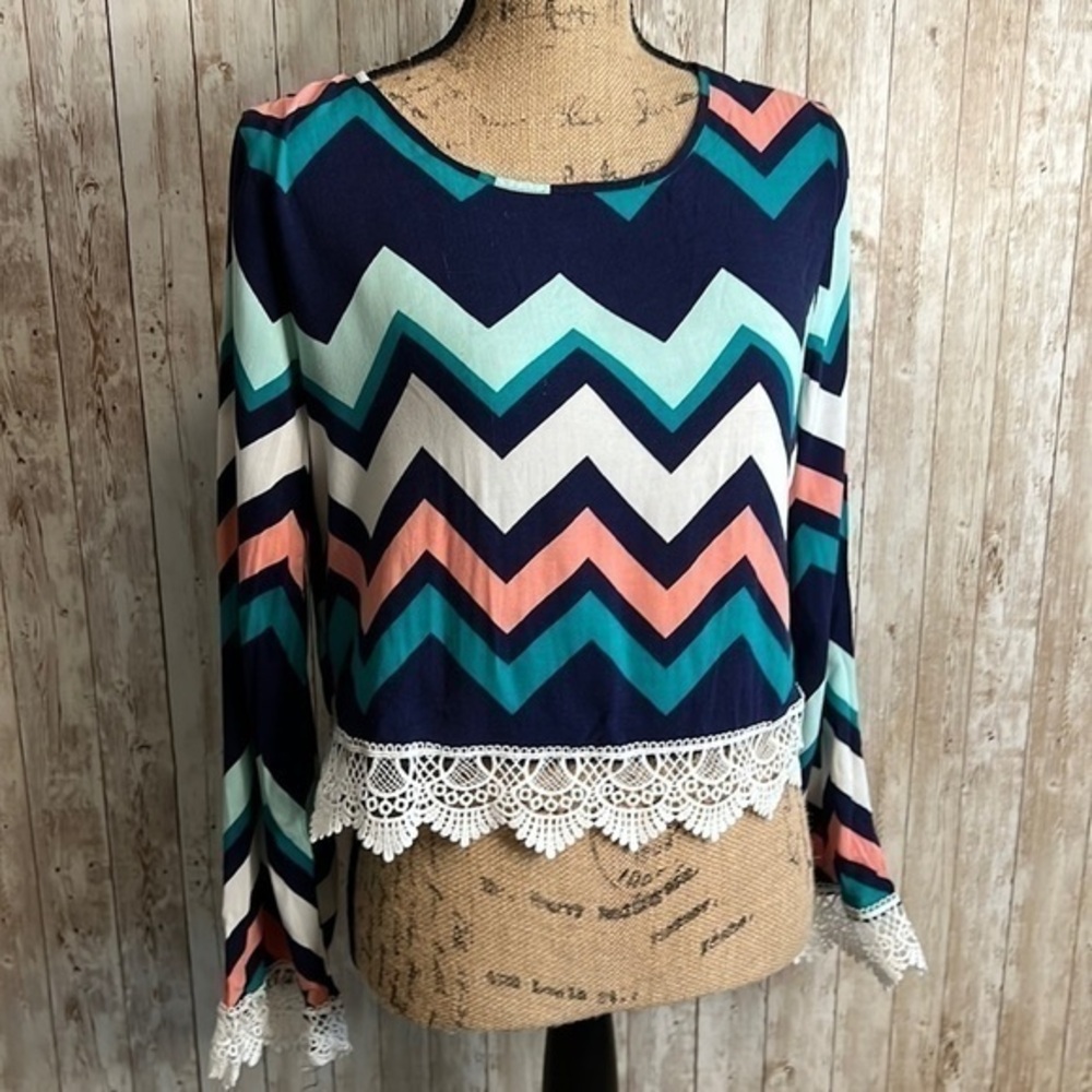 🌖 Rue 21  Chevron Long Sleeved Lace Trim Crop Top